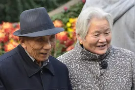 58岁的大爷向50岁的保姆表白了，保姆提出了三个条件，大爷。。。图片