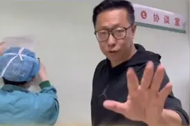 53岁李阳老来终得子，蹲地为二婚妻子洗脚，三个混血女儿定居美国图片