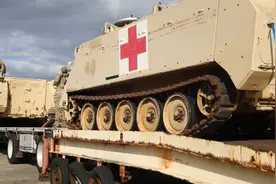 连漆都懒得刷？美国援乌M113装甲车是沙漠迷彩，上战场如靶子图片