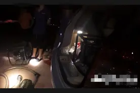 学“赶海”经验到重庆江边抽水捉鱼，三人栽了图片