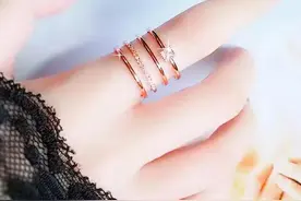 女人十个手指戴戒指的含义，你以为差不多，其实左右手差别可大了图片