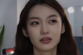 22岁女网红曝男友脚踏3条船，分手却惨遭对方诋毁，满脸愤怒无奈图片