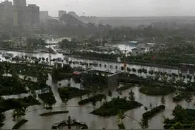 地球真的生病了！塔克拉玛干沙漠大暴雨，当地人：这辈子都没见过图片