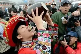 云南喝酒习俗多，这些套路你能接得住吗？来旅游一定要小心哦图片