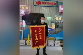 罕见！湖南福彩1000万头奖得主露脸领奖，拒戴面具证明彩票真实性图片