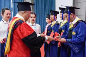 研究生们不再醉心科研工作，背后原因很现实：大家都是俗人图片