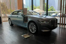 宝马760：6.6T宝马旗舰轿车，性能不输古斯特，落地价不低于244万图片