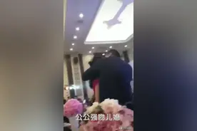 儿子婚礼现场父亲竟强吻儿媳！图片