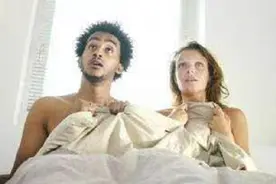 孩子撞见“爸爸妈妈相爱”，爸爸巧妙解释现场不尴尬图片