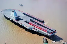 第3艘航母下水，甲板上3座工棚是干嘛的？其实核心机密都在里面图片