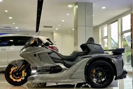 摩托界的“天花板”，“三轮”本田金翼曝光，驰骋公路的豪华利器图片