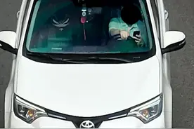 开车打电话、看视频、收发信息、操作APP等行为都将被抓拍处罚！图片