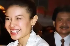 绝色王妃曾下海做舞女，当众脱衣只留一件，趴地上给狗喂食图片