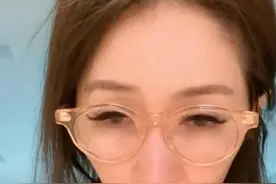 43岁萧亚轩脸部崎岖又老又凹，18年交往17个男朋友至今未婚，怪谁图片