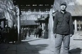 姐姐和爸爸十几年不说话，爸爸的葬礼来了个陌生人，姐姐泣不成声图片