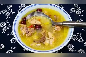 炖鸡汤，鸡肉要不要焯水？牢记3个技巧，肉嫩汤鲜，金黄油亮不腥图片