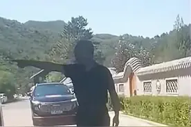 已经被查！河北一董事长开车进长城景区被拒强拆大门，背景被扒图片