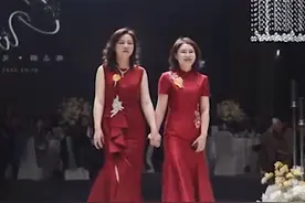 湖北一婚礼现场两位亲家母身着红色旗袍，给儿女们送婚戒惊艳全场图片