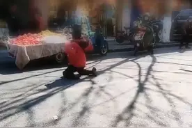 残疾人因没生意崩溃跪地打滚，知情人：多次出现这种情况，但他在上海有房有门面图片