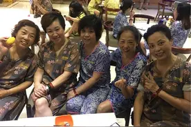 同学聚会为防止攀比，班长提前分发“统一服装”，场面却照样尴尬图片