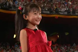 08年奥运会开幕式，9岁女孩假唱，被骂15年，现在过的如何？图片