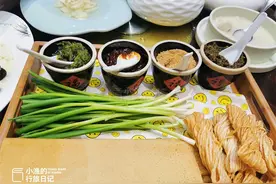 外地游客去山东，尝了特色美食煎饼卷大葱，发现原来误解它了图片