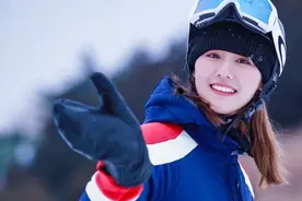 泳队女神刘湘近照，晒滑雪支持冬奥，26岁单身越来越漂亮图片