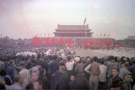 1969年，天安门秘密拆除后重建，拆除时竟发现数枚炮弹和神秘木盒图片