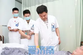 85岁老人前列腺增生10年引发急性尿潴留 市中心医院激光手术成功剜除巨大增生腺体图片