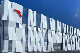 发家后分几百亿给亲戚，父亲每月给村里老人发钱，如今又捐90多亿图片