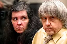 丧尽天良！美国精英夫妇为“享受生活”，把13个亲生子女驯化成狗图片