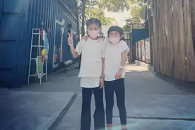 贾静雯晒俩女儿近照，7岁咘咘身材抽条，与波妞穿姐妹装超水灵图片