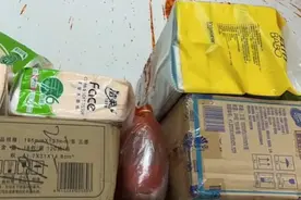 女生宿舍辣酱瓶炸开似案发现场：放了2个星期左右，因发酵过度爆炸图片