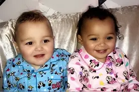 英国女子生下双胞胎，一黑一白图片