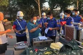 为什么国家允许摆地摊，城管却不让？图片