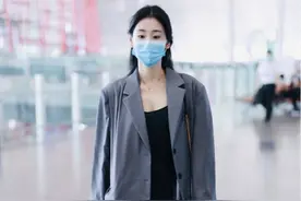 张碧晨可别再瘦了，小身板配宽松西装有点违和，感觉都没撑起来图片