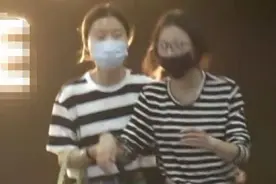 28岁女星喝到烂醉，头发凌乱靠两人搀扶，曾与顶流街边缠绵拥吻图片