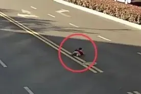 马路中间捡到个孩子......后续来了！图片