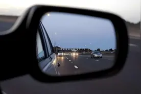 汽车右后视镜盲区怎么解决？图片