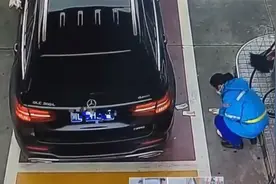 奔驰车主加完油将钱扔地上，女员工含泪捡起，当事人回应图片