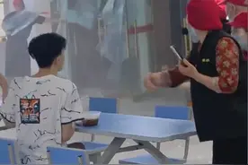 笑喷，江西男大学生吃饭遇到狂风天气，主打一个淡定，网友看懵了图片