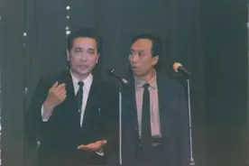 没说过相声也不是演员，为什么能成文字辈传人，拜尹笑声为师？图片