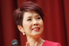 携同性爱人公开露面！关菊英拿20万手包显贵气，两人恩爱十几年图片