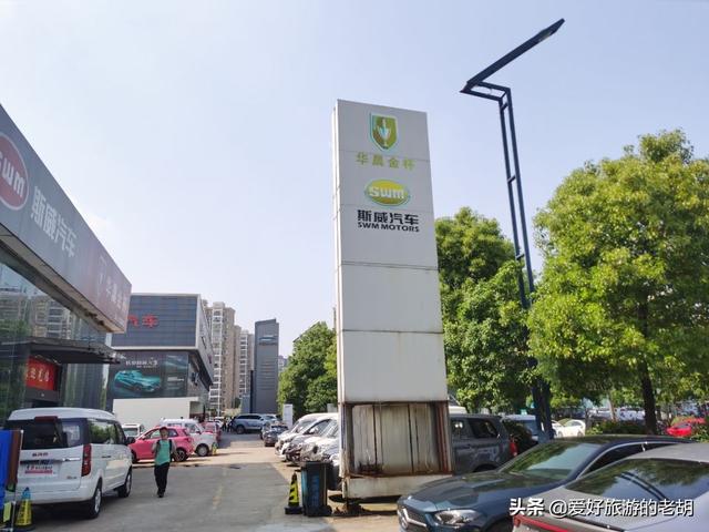 4公里的长沙道路，双向四车道变停车场，100多家汽车4S店齐聚在此