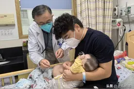 “吐泡泡”男婴患罕见病，新华医院专家“小孔解锁”成功治疗！图片