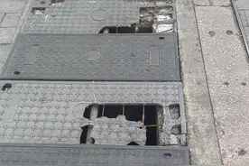 观山湖区这段人行道 “伤痕累累”，部门启动处置图片