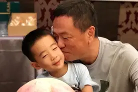 陈小春是他女婿，他与女婿相差6岁很尴尬，为女儿女婿带娃心情好图片
