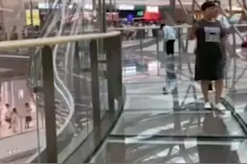 商场被曝穿裙女性走玻璃栈道易走光，商场回应：已安排工作人员现场提示，正在赶制标识牌图片