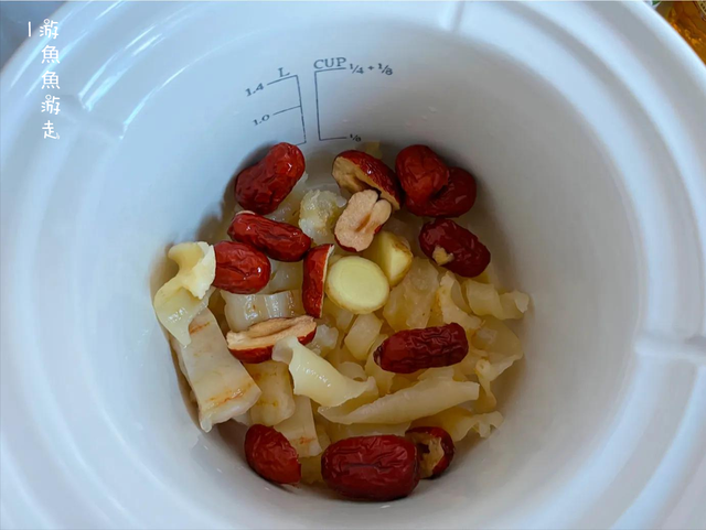 产妇炖花胶放什么一起 2026年产妇炖花胶放什么一起煲汤