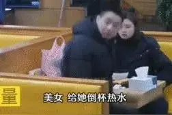 女学生突来月经，陌生大哥的举动暖心，女孩青春期尴尬该如何避免图片